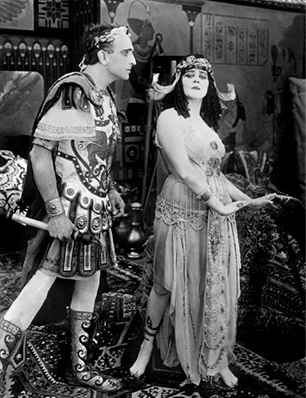 Movie Still of Cleopatra (1917) with Theda Bara as Cleopatra and Fritz Leiber as Caesar