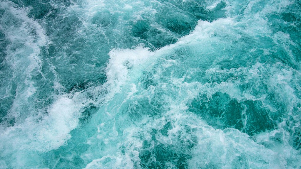 banner - crashing ocean water